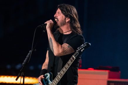 Foo Fighters rinde tributo a Bee Gees con video de ‘You Should Be Dancing’