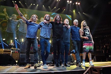 Foo Fighters pospone concierto por un caso de COVID-19 en su equipo