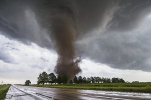 Hombre graba tornado de cerca