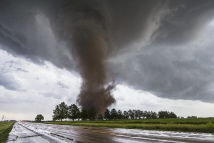 Hombre graba tornado de cerca