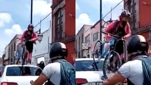 Mujer enfureció y pasó con su bicicleta sobre un carro