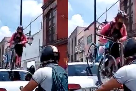 Mujer enfureció y pasó con su bicicleta sobre un carro