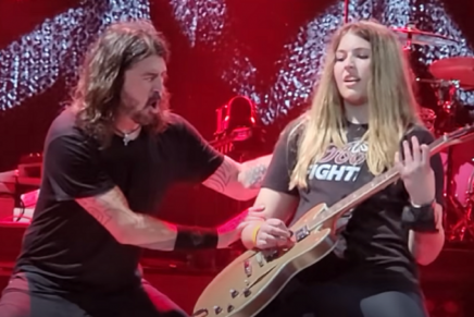 Foo Fighters invitan a una fan a tocar Monkey Wrench en pleno concierto