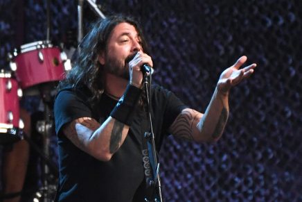 Con mucho ritmo, Foo Fighters reaccionó a religiosos que protestaron en su concierto