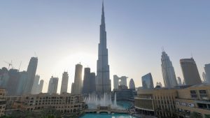 Una azafata subió a la antena del Burj Khalifa el edificio más alto del mundo