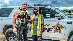 policía se vuelve famoso por su parecido con Dwayne Johnson