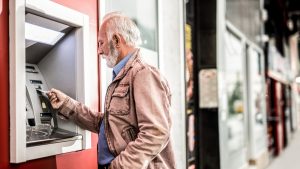 Getty Images - Abuelo depositó su dinero a un desconocido y podría quedarse en la calle
