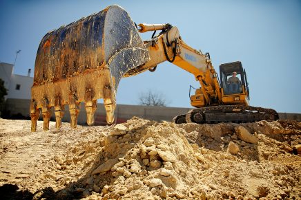 VIDEO: sujeto dañó varios camiones con una excavadora porque no le pagaban