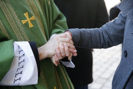 Sacerdote dejó su profesión por ir detrás de una escritora de satanismo