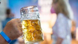 Celebraba su cumpleaños y se le explotó un barril de cerveza