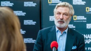 Asistente que dio arma a Alec Baldwin tenía prácticas inseguras en las grabaciones