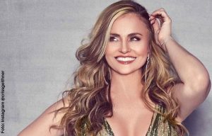 Aura Cristina en mini falda