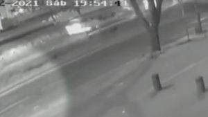 Por poco termina en tragedia: Ciclista se salvó de ser aplastado por tractocamión en Bogotá