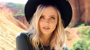 Elizabeth Loaiza mostró tanga mientras leía un libro sin brasier