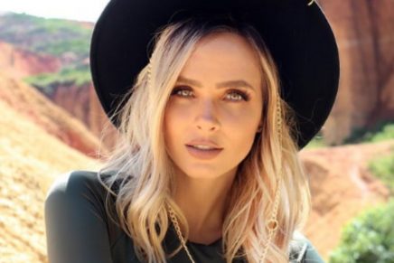 Elizabeth Loaiza mostró tanga mientras leía un libro sin brasier