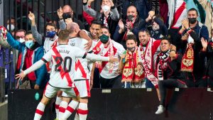 “Ni Shakira me baila así”: Las redes se llenaron de memes por el golazo de Falcao al Barcelona