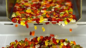 Por equivocación, profesora casi le da gomitas de marihuana a sus alumnos