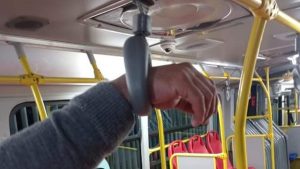 Tranquilos, no se quemó ninguna maderera: Bomberos sobre el hombre se atoró en una manija de Transmilenio