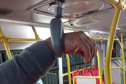 Tranquilos, no se quemó ninguna maderera: Bomberos sobre el hombre se atoró en una manija de Transmilenio