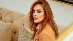 “Un manjar de mujer” le dicen a Sara Corrales por pasarela en la que muestra su grande retaguardia