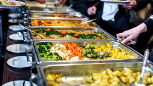 Cliente es vetado de un buffet por comer demasiado cada vez que va