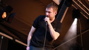 Damon Albarn dice que probablemente comió perro, mono y hasta rana mientras estaba de gira