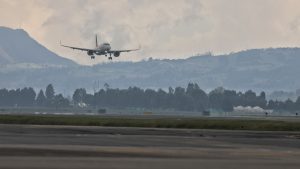 El supuesto Ovni que grabaron en el Aeropuerto Internacional El Dorado
