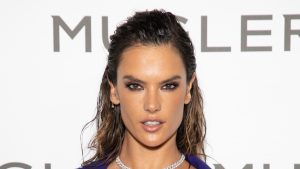 Hombre vivió 15 años creyendo que era novio de Alessandra Ambrosio
