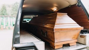 Un hombre fallece y lo entierran junto a su camioneta