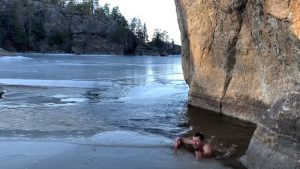 YouTuber que desafiaba el frío murió al caer en un lago congelado