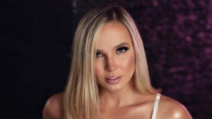 Elizabeth Loiza comparte sugestiva foto mientras toma leche y se le riega