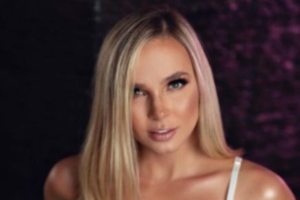 Elizabeth Loiza comparte sugestiva foto mientras toma leche y se le riega