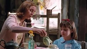Como en Matilda, maestra adoptó a su alumna de nueve años