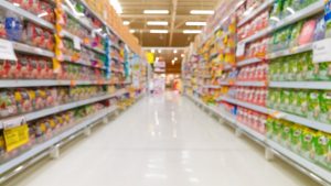 Pareja alquila un supermercado para no tener que cruzarse con nadie más