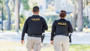 Policías se daban besos en un baño y terminaron rompiendo el lavamanos