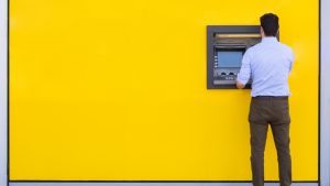 Sujeto robó un banco y depositó el dinero en un cajero que estaba afuera