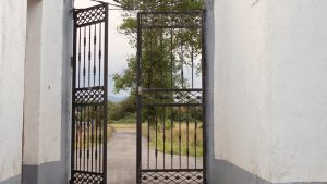 Vigilante de un cementerio dejó encerrado a tres personas por irse a tomar cerveza