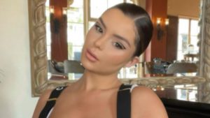 Demi Rose presume su retaguardia con transparente salida de baño