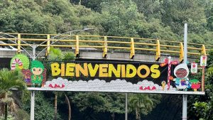pusieron un letrero de 'bienvenidos' en una salida de Medellín