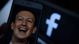 Hombre demandó a Mark Zuckerberg por dejarlo sin Facebook por 30 días
