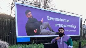 Hombre soltero busca esposa con la ayuda de vallas publicitarias para evitar matrimonio concertado