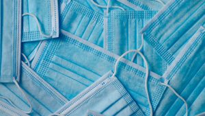 Mujer quedó en vestido de baño por usarlo como tapabocas