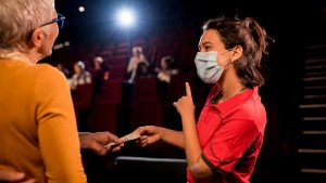 Pelea en sala de cine por el tapabocas