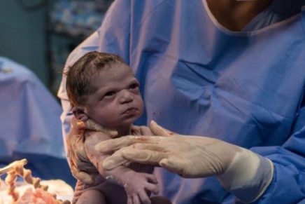 Viral: fotógrafo se reencontró con la “bebé enojada” que se convirtió en meme en redes