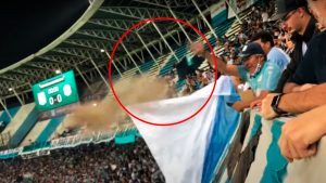 Hombre lanzó cenizas de un familiar sobre otras personas en partido de fútbol