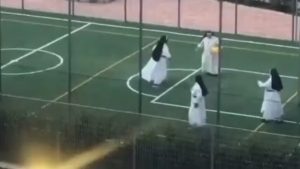 Cracks: Video de monjas jugando fútbol se vuelve viral
