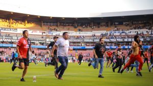 Batalla campal entre aficionados del Querétaro y Atlas en México