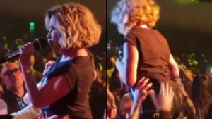 La cantante tuvo un momento de euforia pero el público no le copió la idea, por eso terminó en el pi