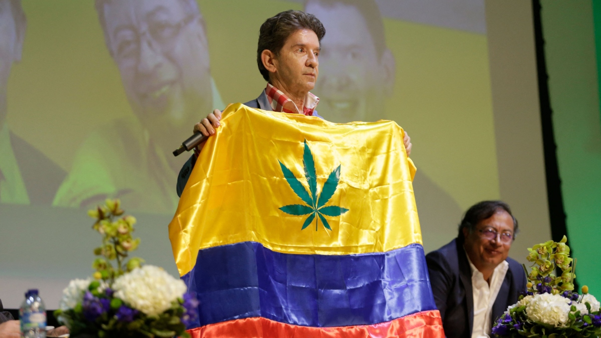 Luis Pérez propone poner la hoja de marihuana en la bandera de Colombia