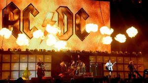 Estudio revela que escuchar AC/DC mejora la eficacia de los cirujanos